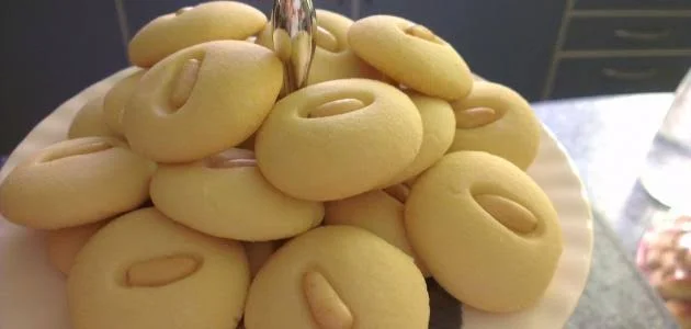 غريبة بأنواعها اللوز - بندق